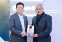 Left to right: Ben Zhou, CEO of Whale Cloud; Eric Alberto, CEO of DITO Telecommunity, hold the “Excellence in Partnership Award” presented to Whale Cloud by DITO Telecommunity during MWC Barcelona 2026.